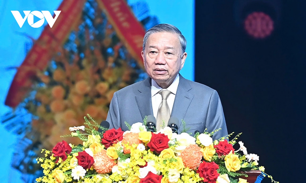 Party leader To Lam encourages women to strengthen role in society